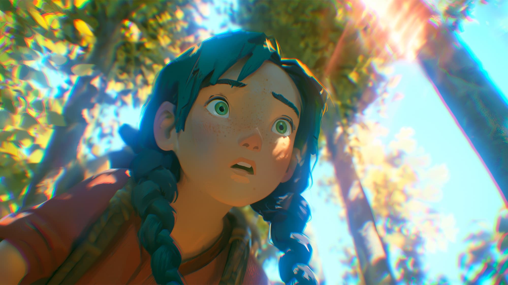 Léonie, huit ans, lève les yeux vers la canopée dorée de la forêt